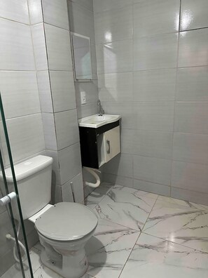 Shower - Casa com piscina e churrasqueira a 100m da praia perfeita para famílias (Praia Grande)