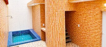 Casa com piscina e churrasqueira a 100m da praia perfeita para famílias
