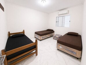 4 bedrooms, free WiFi - Casa com piscina e churrasqueira a 100m da praia perfeita para famílias (Praia Grande)