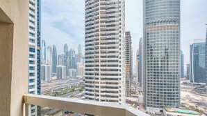 Un immeuble de grande hauteur doté d’une architecture moderne, caractérisé par une façade incurvée et de nombreux balcons.