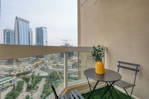 Exclusive Studio, City View | Balcony - PVH - Cozy Central Studio - Dubai Gate 1 (Dubai)