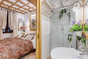 Hair dryer, towels, soap, toilet paper - PIAZZA NAVONA ADORABLE APARTMENT (Roma)