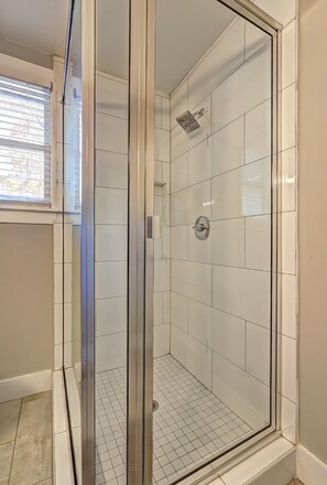 Shower, hair dryer, towels, soap - Spacious 4-bedroom house in tranquil Decatur with AC (Decatur)