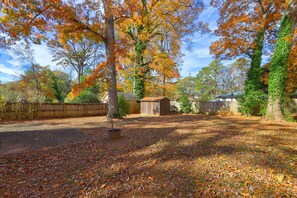 Property grounds - Spacious 4-bedroom house in tranquil Decatur with AC (Decatur)