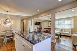 Interior - Spacious 4-bedroom house in tranquil Decatur with AC (Decatur)