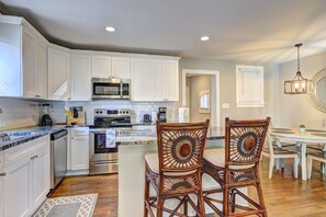 Private kitchen - Spacious 4-bedroom house in tranquil Decatur with AC (Decatur)