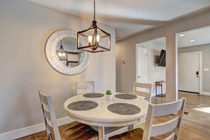 Dining - Spacious 4-bedroom house in tranquil Decatur with AC (Decatur)