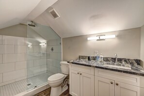 Shower, hair dryer, towels, soap - Spacious 4-bedroom house in tranquil Decatur with AC (Decatur)