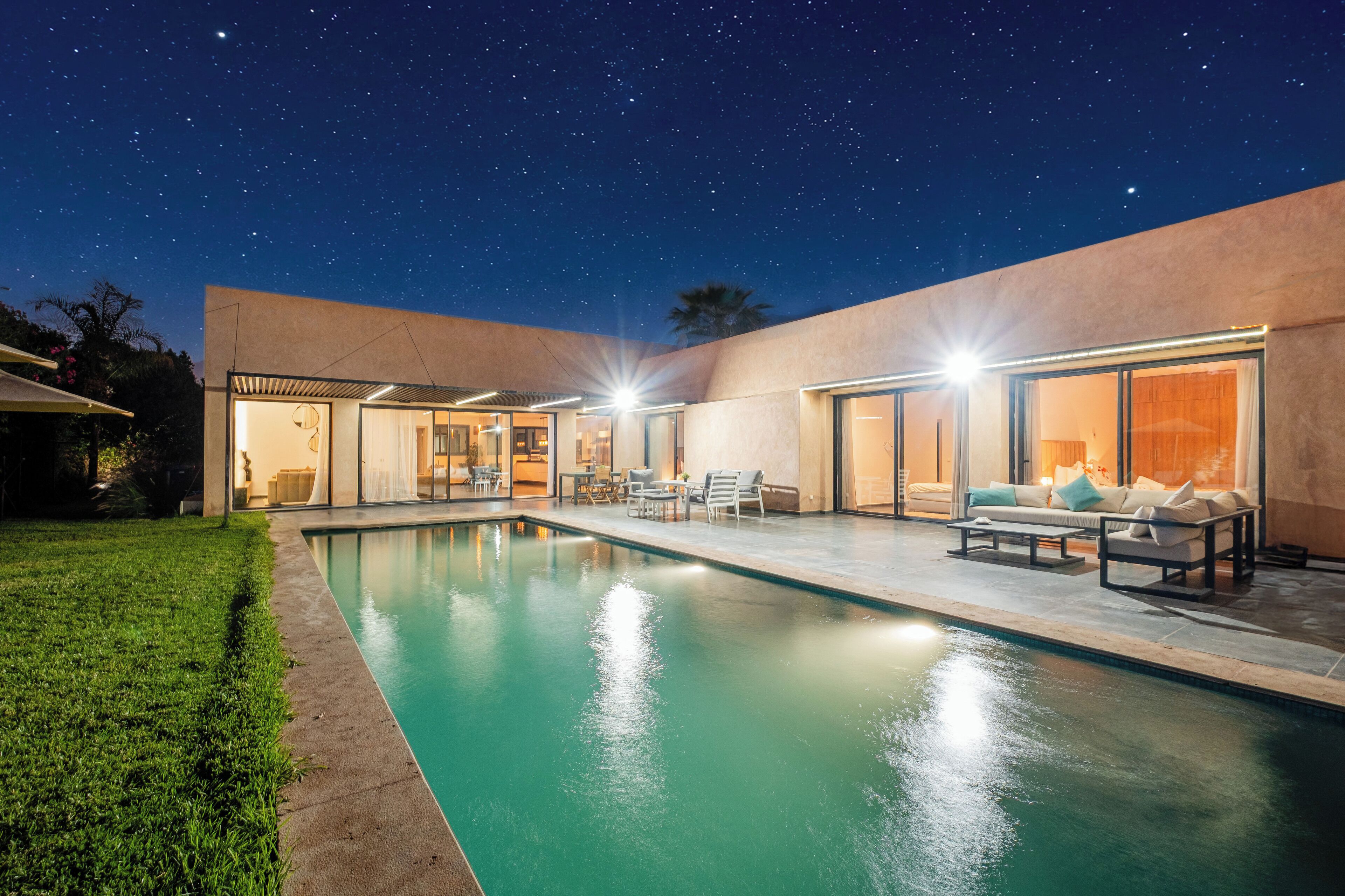 室外游泳池，免费小屋，日光浴躺椅