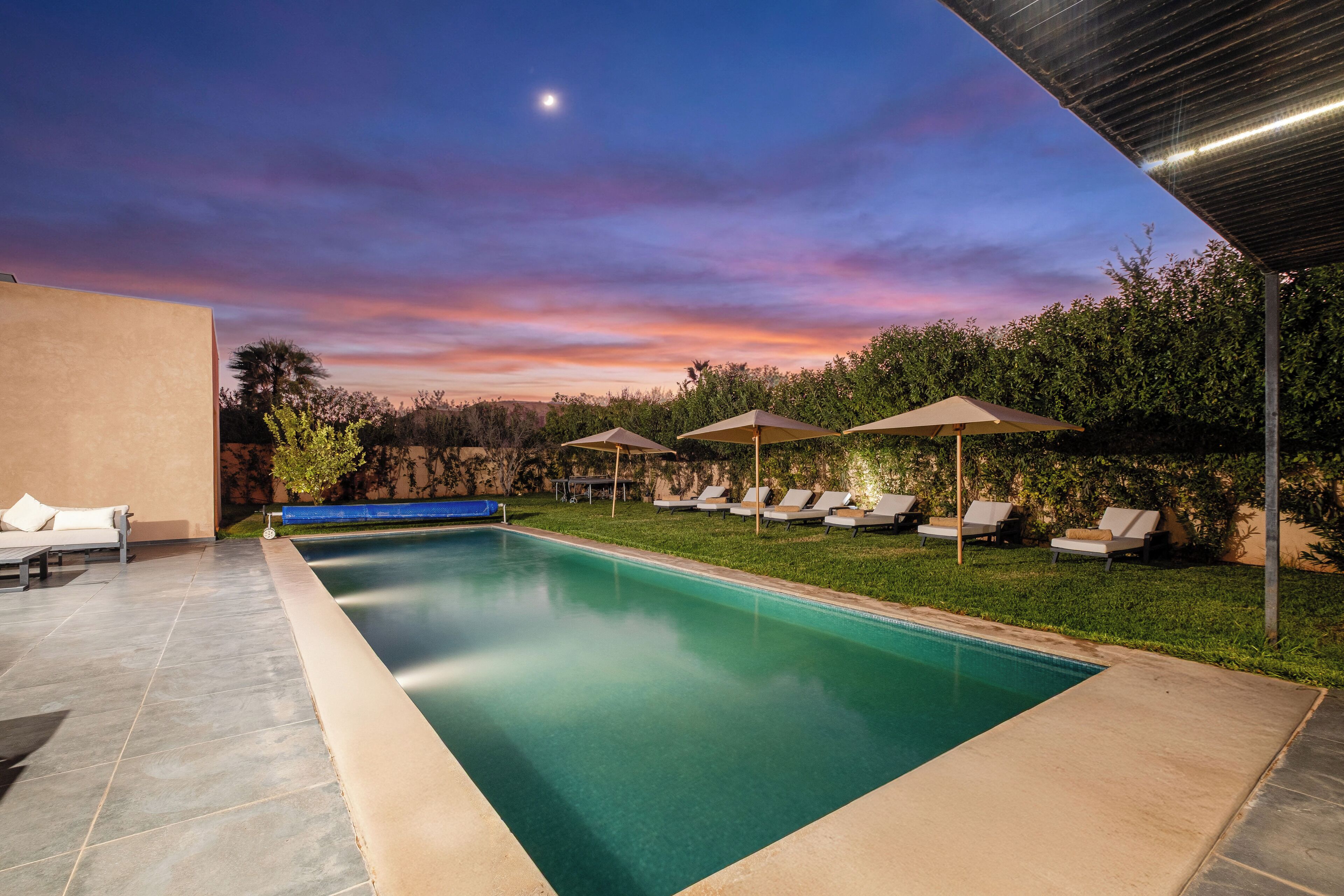 Outdoor pool, free pool cabanas, pool loungers