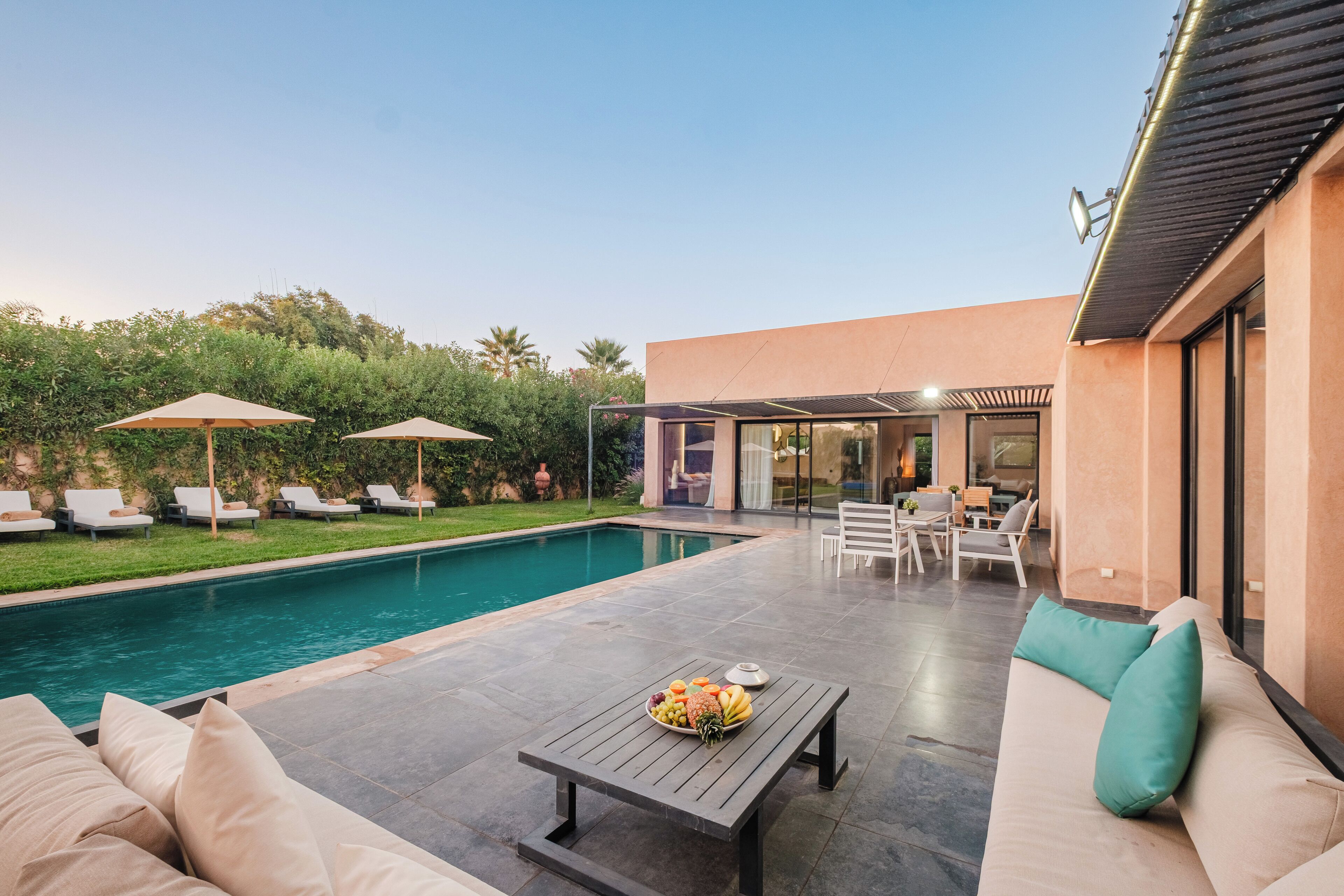 Een buitenzwembad, gratis zwembadcabana's, ligstoelen bij het zwembad