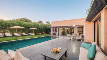 Een buitenzwembad, gratis zwembadcabana's, ligstoelen bij het zwembad