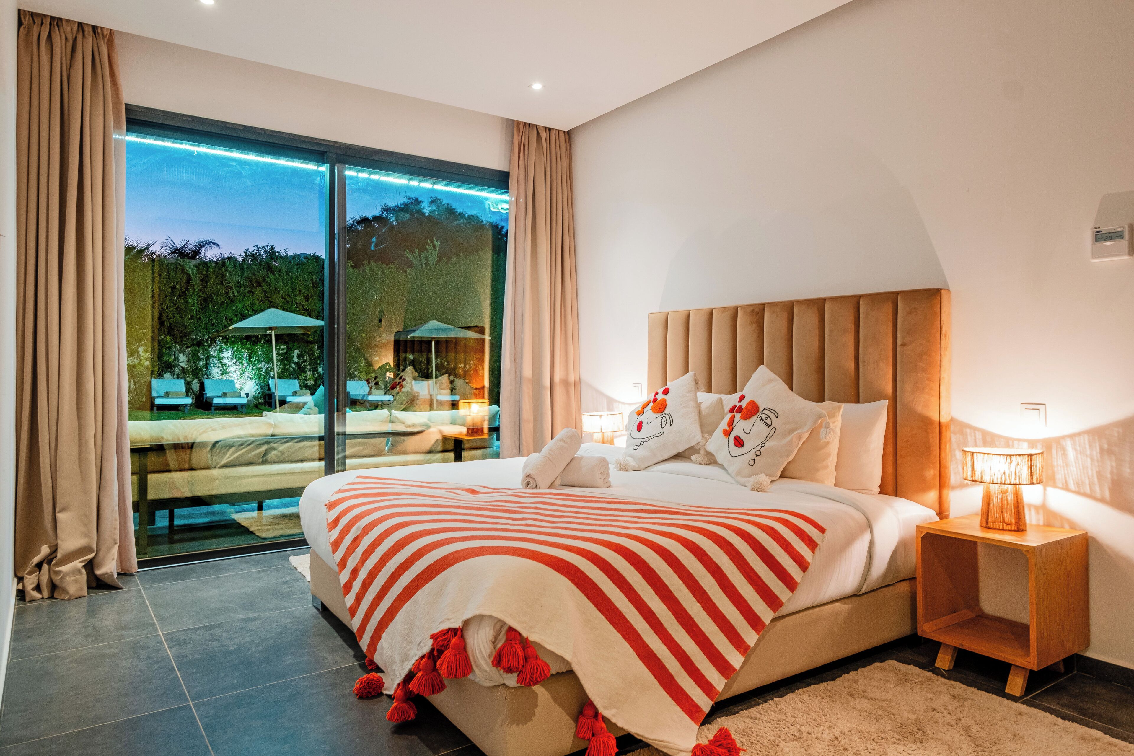 Luxe villa, airconditioning, uitzicht op zwembad | Luxe beddengoed, verduisterende gordijnen, geluiddichte muren