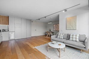 Apartment | Living room - Lovely 1-bed With Balcony in St Kilda's Heart (Melbourne)