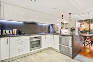 Apartment | Private kitchen - Elegantly Modern 2-bed In The Heart of Chippendale (Sydney)