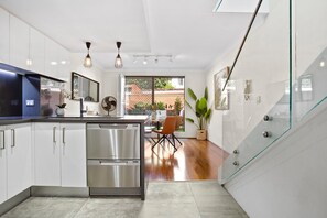 Apartment | Interior - Elegantly Modern 2-bed In The Heart of Chippendale (Sydney)