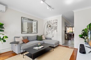 Apartment | Living area - Elegantly Modern 2-bed In The Heart of Chippendale (Sydney)