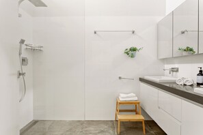 Apartment | Bathroom - Elegantly Modern 2-bed In The Heart of Chippendale (Sydney)