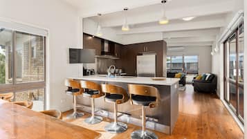 Apartemen | Dapur pribadi | Lemari es, microwave, oven, dan kompor