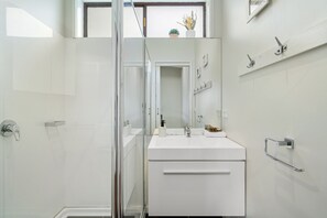 Lejlighed | Badeværelse | Hårtørrer, håndklæder, Sæbe, Shampoo
