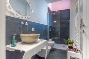 Dusche, Haartrockner, Bidet, Handtücher