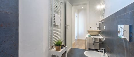 تجهيزات دش، مجففات شعر، مراحيض شطف، مناشف