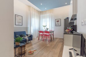 Living area - Within walking distance of downtown new, air-conditioned (Siena)