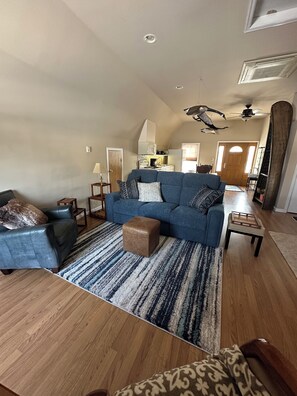 Living area - Studio Apartment 5 Miles from Dover in quiet town of Hartly w/Dollar Store (Hartly)