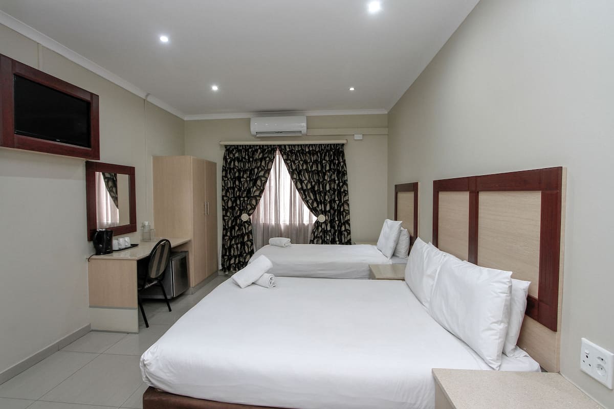 Deluxe trippelrum | Skrivbord och arbetsyta för laptop