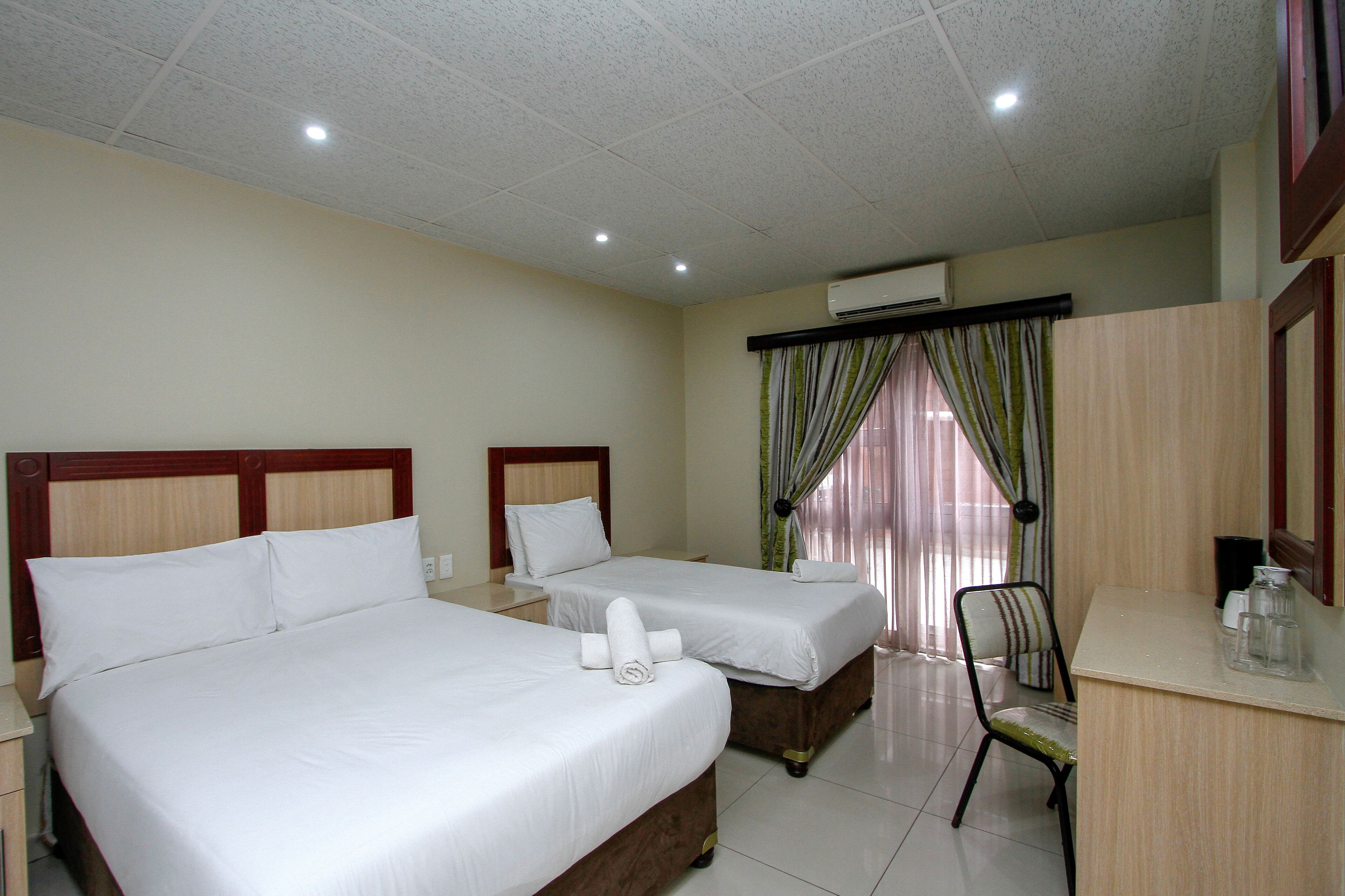 Lyxigt trippelrum | Skrivbord och arbetsyta för laptop