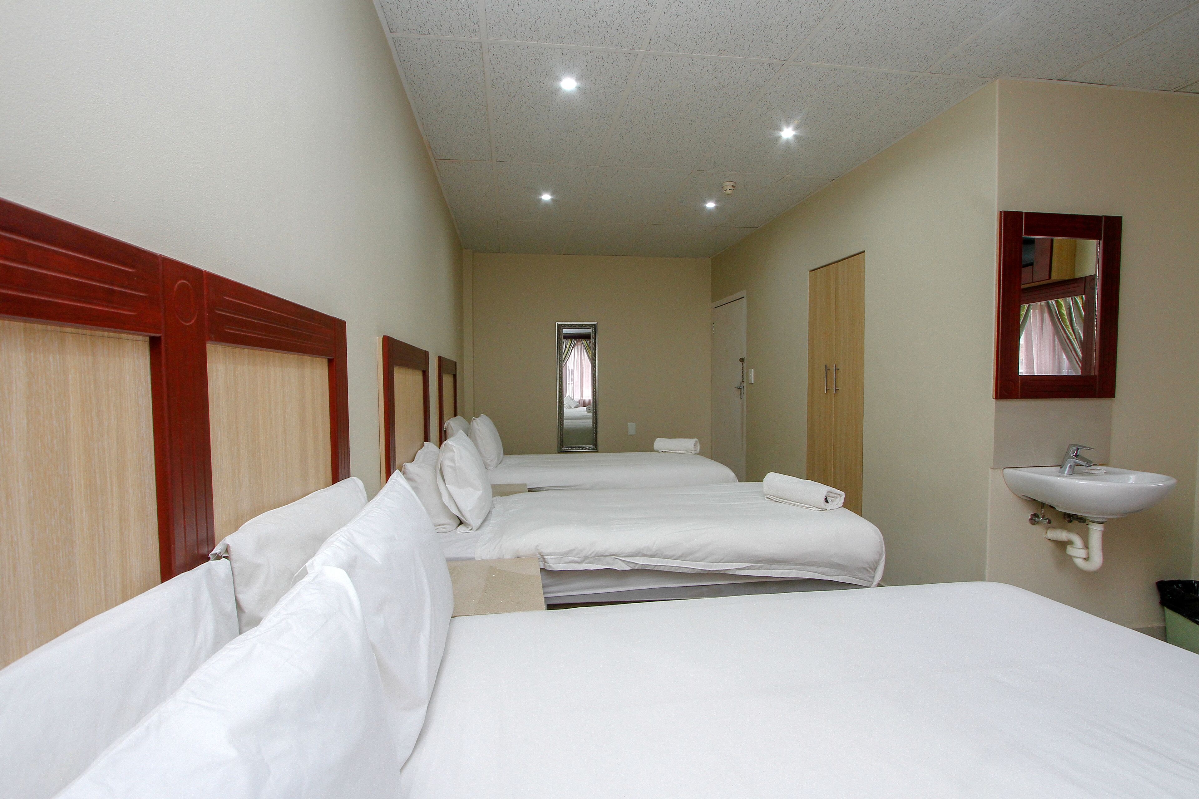 Escritorio y espacio para trabajar con laptop 