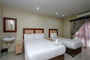 Kamar Triple Mewah | Meja kerja dan ruang kerja ramah laptop