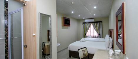 Deluxe Double Room | Bathroom | Towels