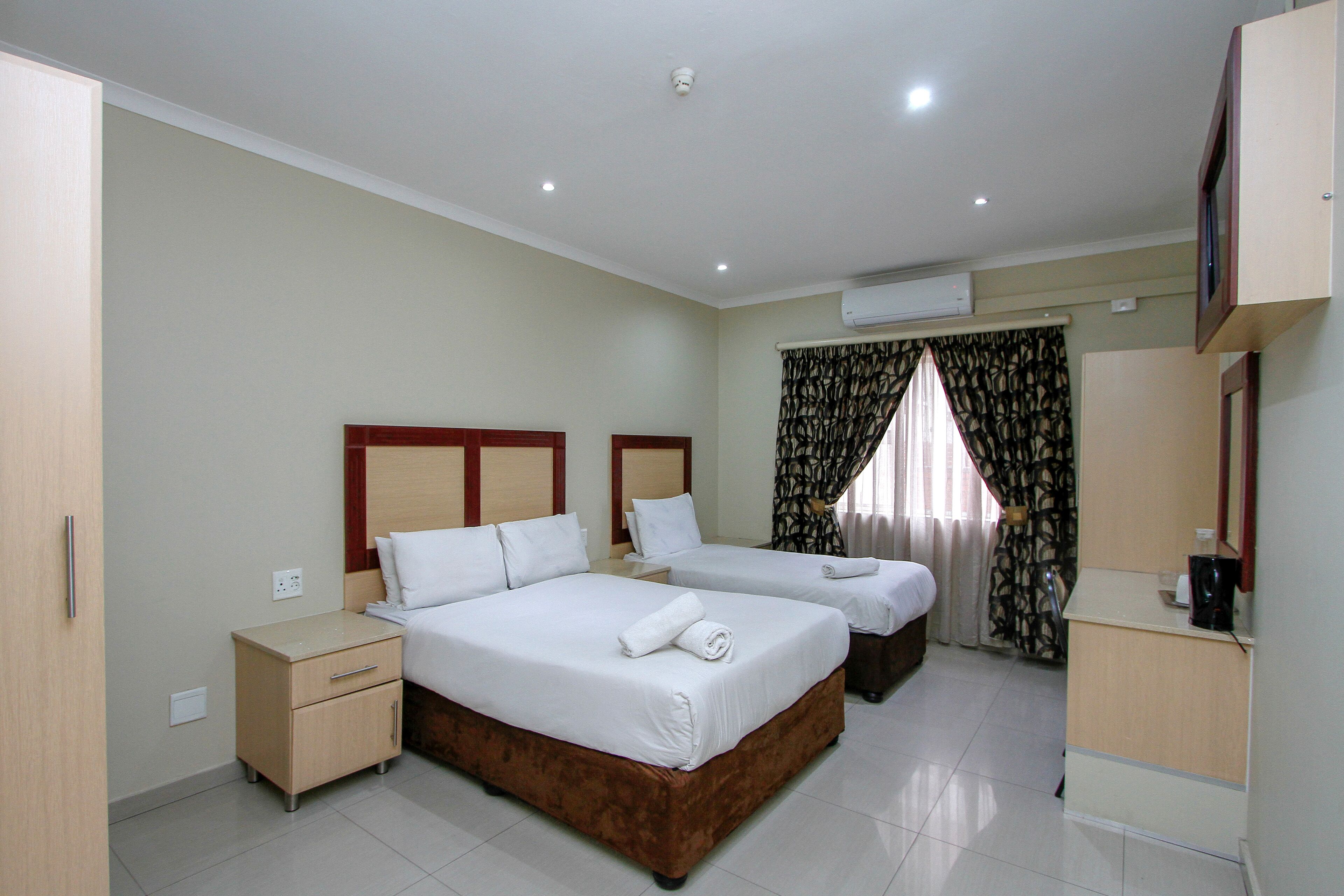 Deluxe Triple Room | Desk, laptop workspace