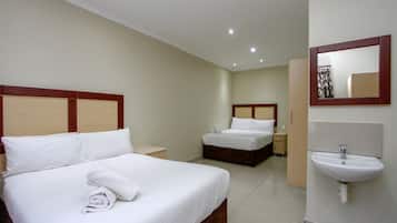 Escritorio y espacio para trabajar con laptop