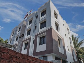 House | Reception - Collection O Eon Inn Near Pune Airport (Pune)