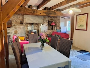 Dining - Granite Stone House - Guimaec (Guimaec)