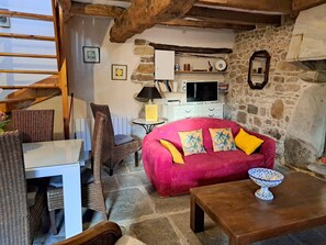 Living room - Granite Stone House - Guimaec (Guimaec)