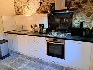Private kitchen - Granite Stone House - Guimaec (Guimaec)
