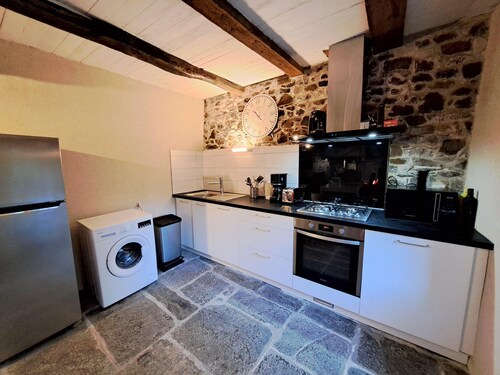 Granite Stone House - Guimaec