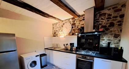 Granite Stone House - Guimaec