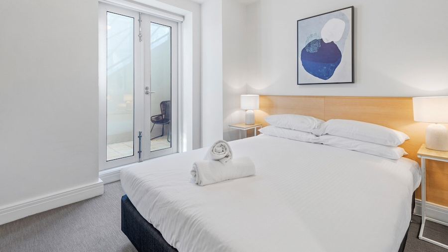 Chic 1-bed Apartment Steps From Shopping Street