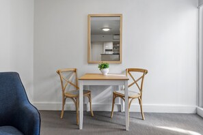 Dining - Chic 1-bed Apartment Steps From Shopping Street (Melbourne)