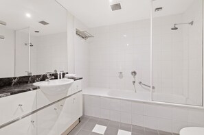 Apartament | Bany | Banyera, assecador de cabells, tovalloles i sabó 