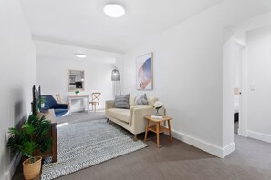 Living area - Chic 1-bed Apartment Steps From Shopping Street (Melbourne)
