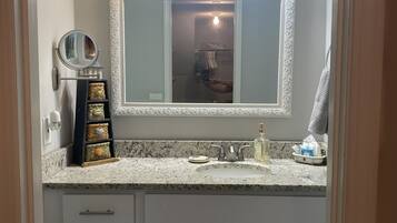 Haartrockner, Handtücher, Seife, Toilettenpapier