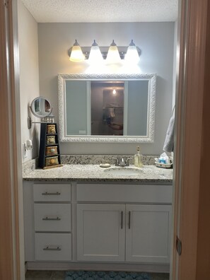 Haartrockner, Handtücher, Seife, Toilettenpapier