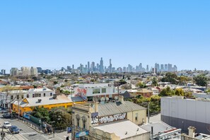 Une vue urbaine avec un gratte-ciel imposant en arrière-plan.