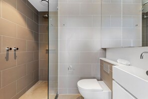 Apartamento | Banheiro | Secador de cabelo, toalhas de banho, sabonete, shampoo