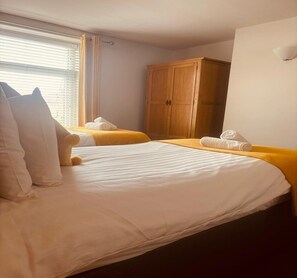 1 bedroom - Standard Twin Room (Huddersfield)